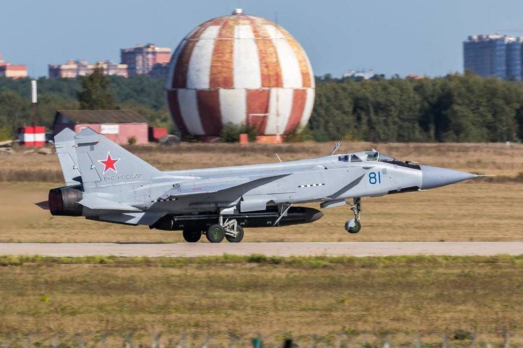 Самолет МиГ-31 с весогабаритным макетом ракеты
